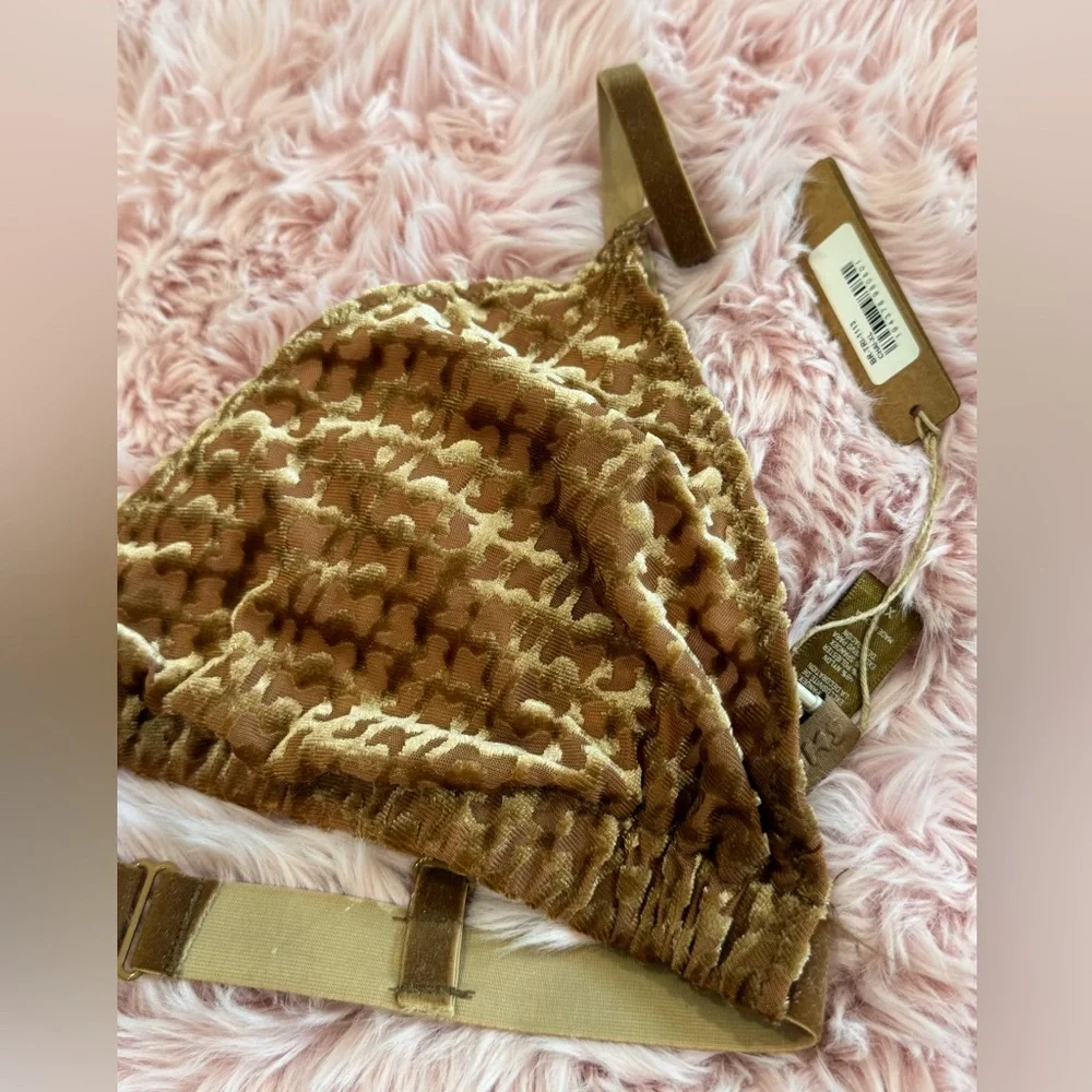 NWT SKIMS LOGO VELVET TRIANGLE‎ BRA